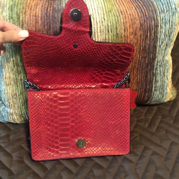 Crocodile Design RED Handbag (Paris) - Picture 4 of 14